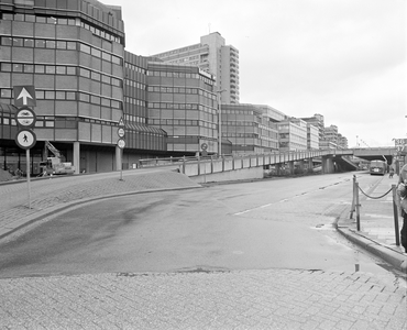 884808 Gezicht op het Stationsplein te Utrecht, met op de achtergrond gebouwen van het kantoor- en winkelcentrum Hoog ...